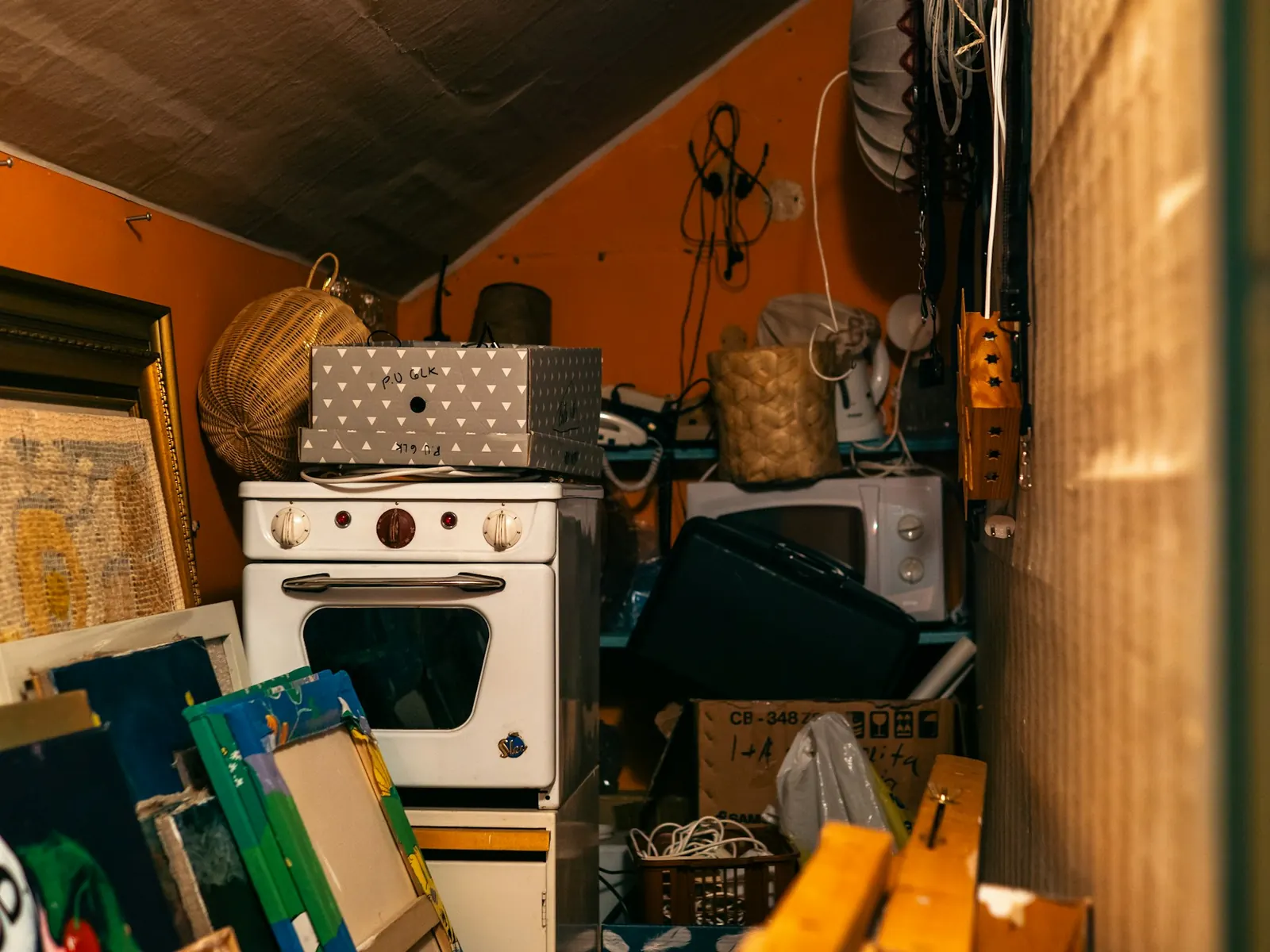 Pièce très encombrée d'objets et de cartons
