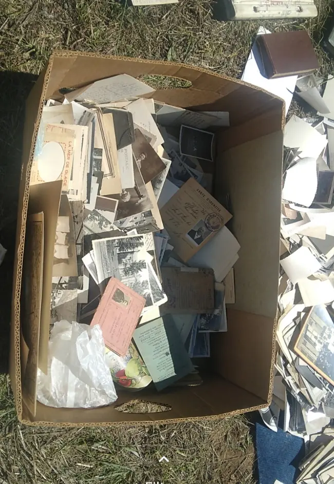 Carton de photos et papiers de famille mis de côté