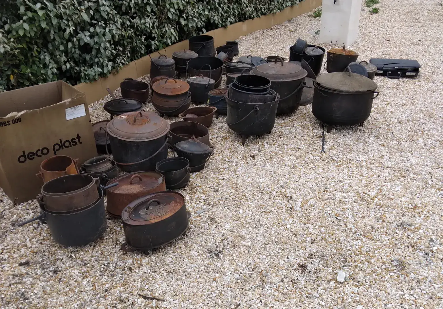 Collection de chaudrons et marmites en fonte